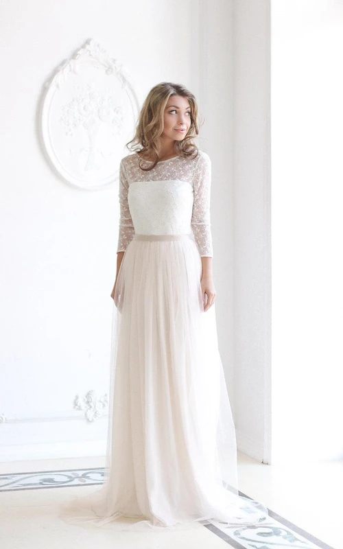 Vestido de novia de tul de manga larga con escote redondo y corpiño de encaje.
