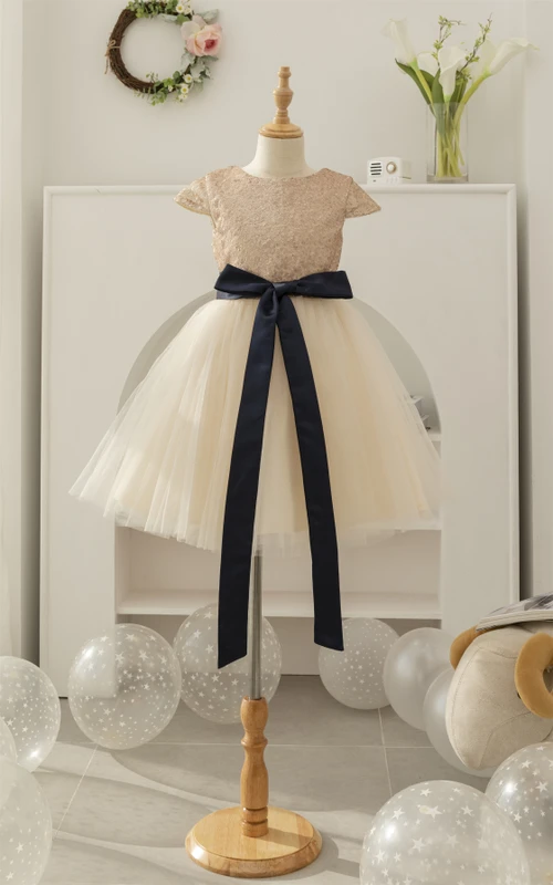 Vestido de niña de las flores con falda de tul y lentejuelas, corte en A y lazo de cinta.