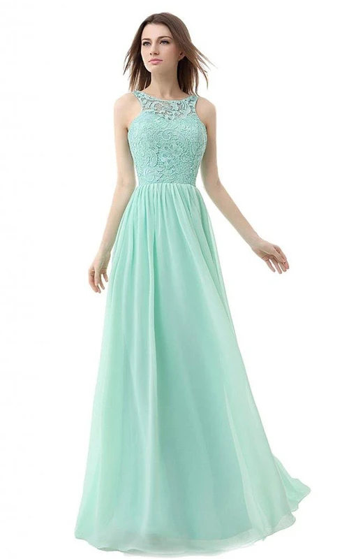 Langes Abendkleid mit hohem Kragen und Oberteil mit Spitzendetails