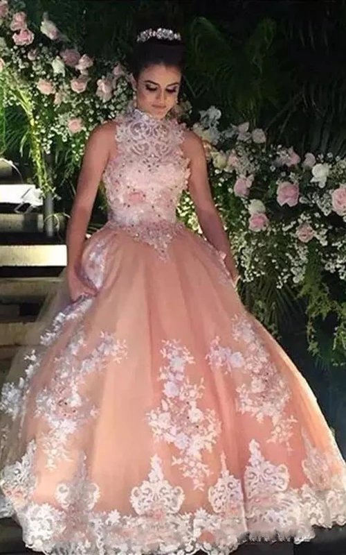Hochgeschlossenes, bodenlanges, ärmelloses Ballkleid aus Spitze und Tüll mit Reißverschluss hinten