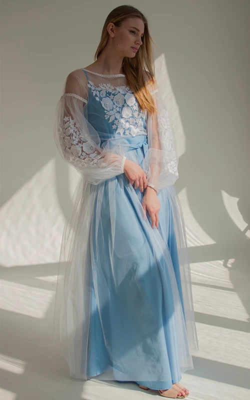 Robe de soirée haut de gamme en tulle, coupe trapèze, col carré et ceinture.