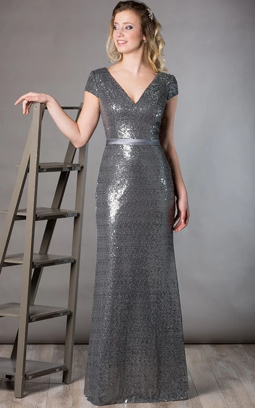 Vestido largo de tirantes con escote en V, manga corta, lentejuelas y fajín de satén para la madre de la novia.