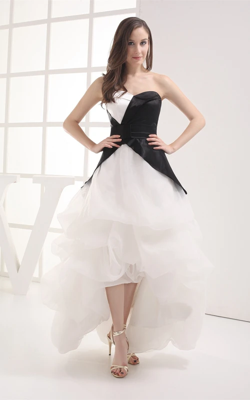 Schwarz-weißes Kleid mit asymmetrischem Saum, Rüschen und Stufen