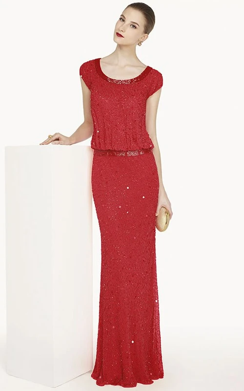Vestido de fiesta ajustado con escote redondo, mangas cortas, detalles de pedrería, lentejuelas y espalda drapeada.