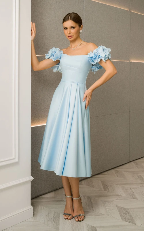 Hellblaues, wadenlanges, elegantes Rüschenkleid mit schulterfreiem Ausschnitt