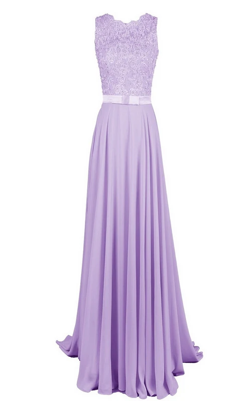A-Linien-Kleid mit geschwungenem Saum, Perlenapplikationen und Band