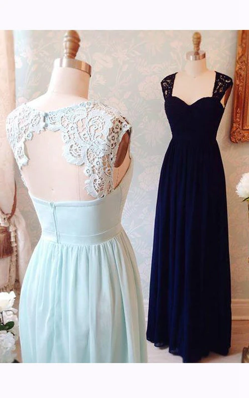 Robe longue en mousseline de soie, coupe trapèze, manches courtes et dos en V.