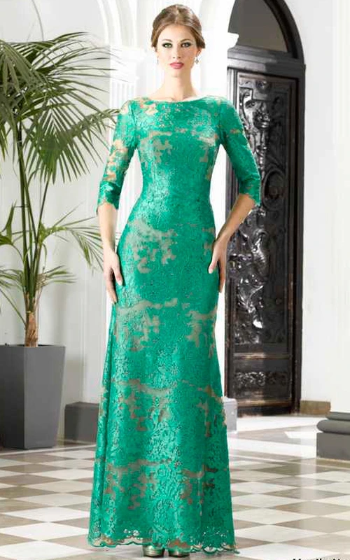 Robe fourreau longue à manches bateau 3/4, ornée d'appliqués de dentelle et d'un décolleté en V plongeant dans le dos.