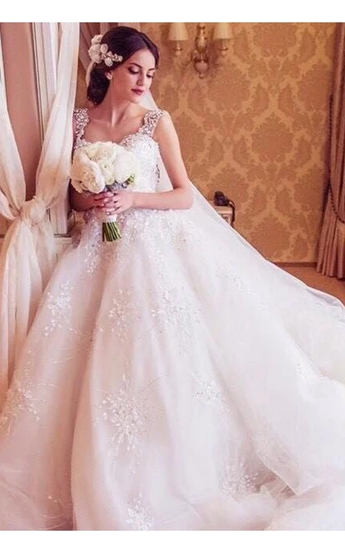 Vestidos de novia de gala con tirantes de princesa y apliques de pedrería.