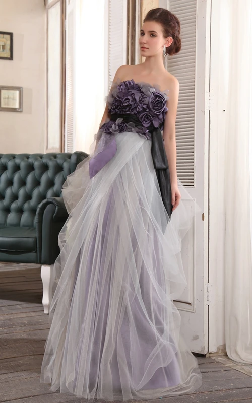 Elegante vestido largo sin tirantes con parte superior floral.