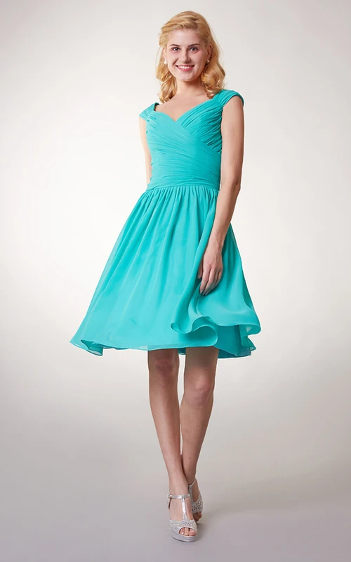 Kurzes Chiffonkleid mit kurzen Ärmeln, V-Ausschnitt und überkreuzten Raffungen