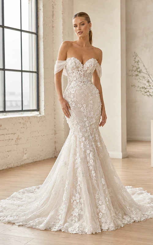 Robe de mariée sirène luxueuse en dentelle florale à épaules dénudées et manches courtes, ornée de fleurs, avec traîne cathédrale et style botanique