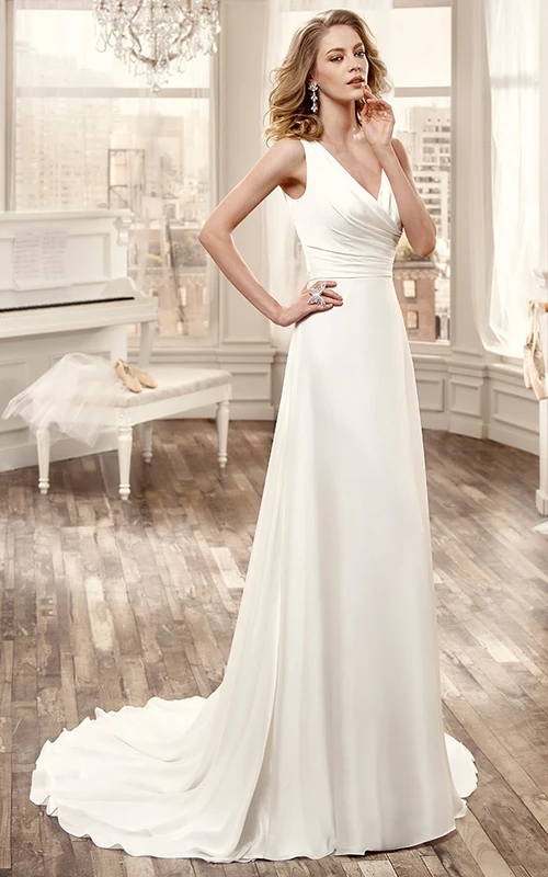 Schlichtes Chiffon-Brautkleid mit kurzen Ärmeln, tiefem V-Ausschnitt und Schleppe