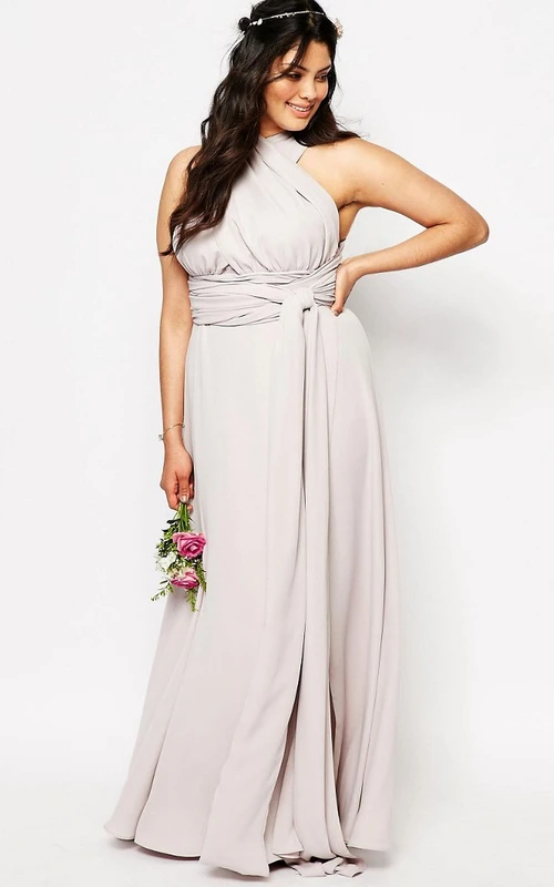Vestido de dama de honor verde salvia sin mangas con escote halter y fruncido de gasa, con abertura frontal.