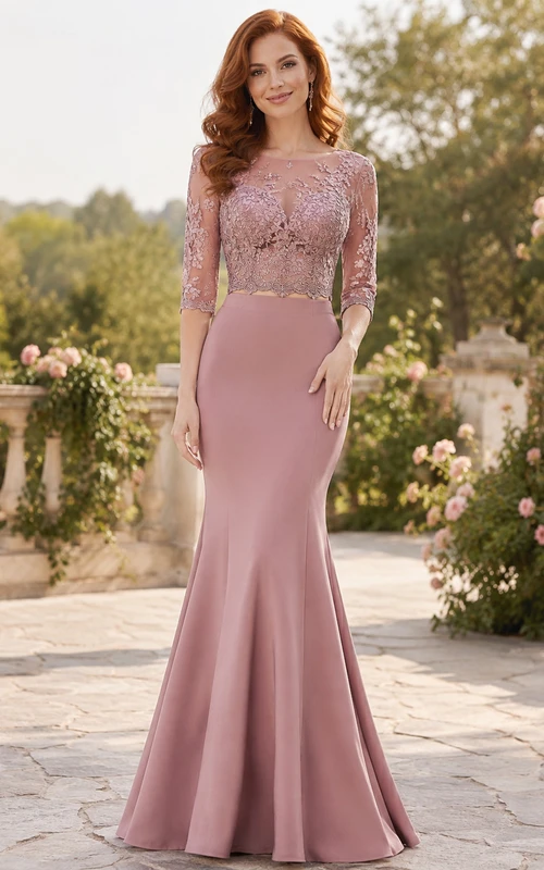 Vestido de gala largo de encaje con escote barco, mangas ilusión y cola larga, color rosa empolvado, estilo sirena.