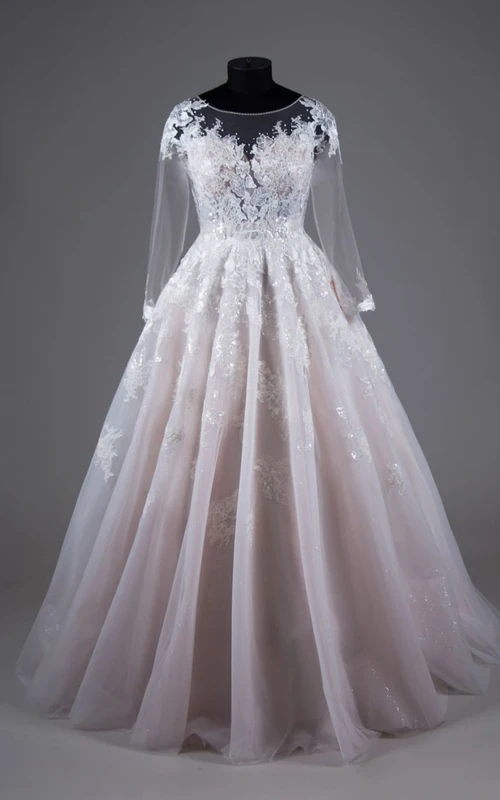 Robe de bal princesse grande taille à manches longues et col rond, effet blush illusion, avec plis