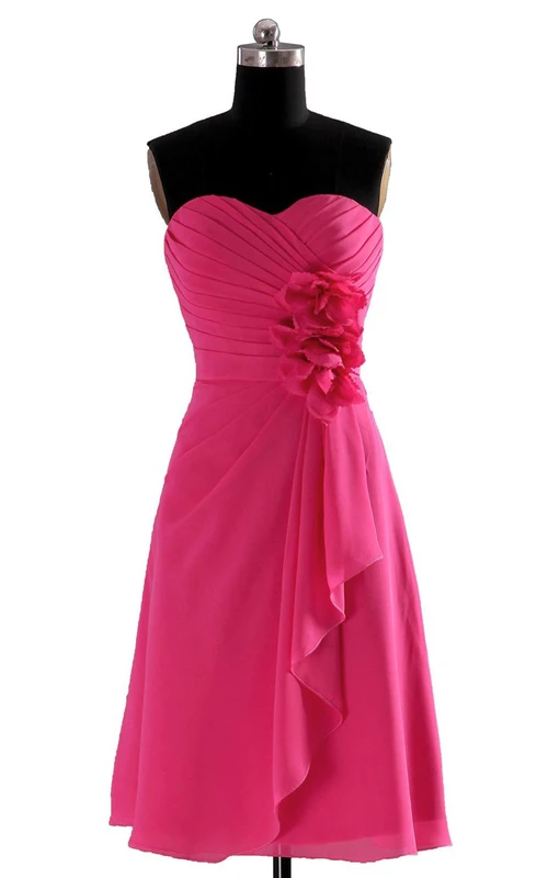 Kurzes Kleid mit Herzausschnitt, Drapierung und 3D-Blumen