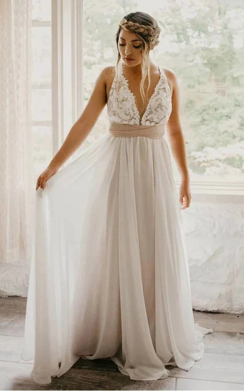 Vestido de novia sencillo de gasa con tirantes y pliegues estilo imperio.