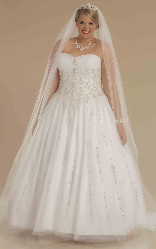 Robe de mariée grande taille en tulle froncé, décolleté cœur, ornée de perles