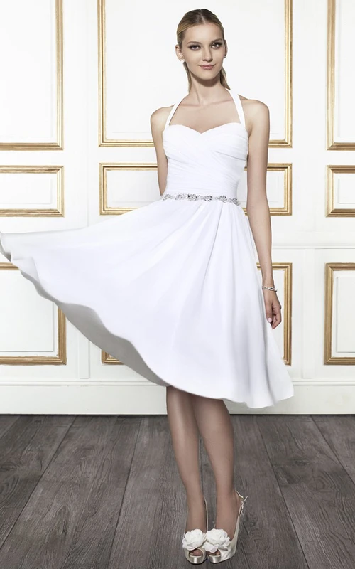 Vestido de novia de gasa con escote halter cruzado hasta la rodilla, joyas en la cintura y espalda en V.
