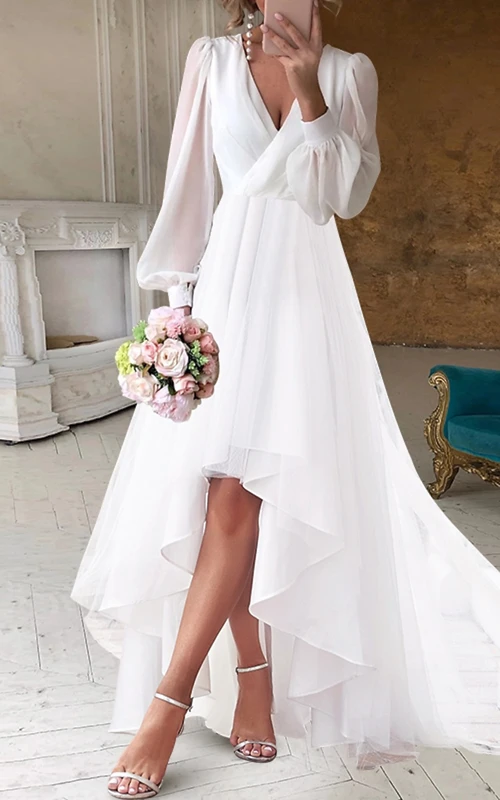 Vestido de novia de tul asimétrico con mangas obispo.