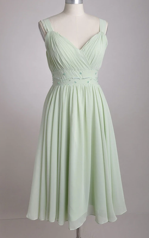 Vestido de dama de honor de gasa color verde salvia con escote en V y corte en A, con tirantes anchos.