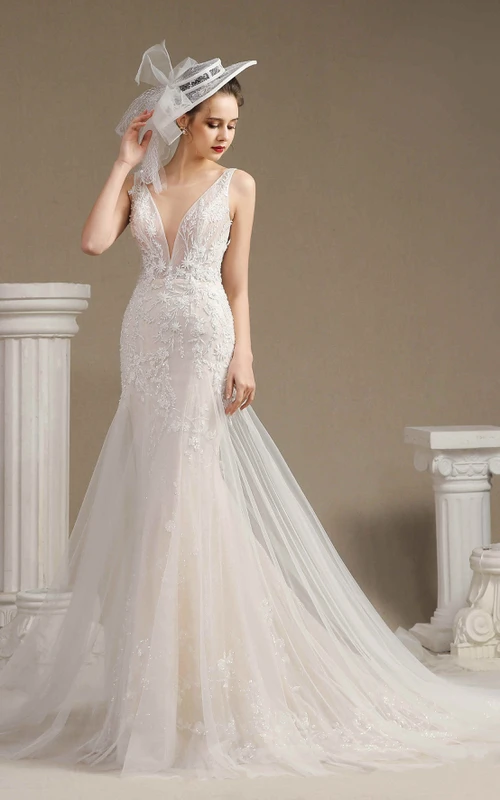 Illusion-Meerjungfrauen-Brautkleid im Vintage-Stil mit tiefem Ausschnitt, ärmellos, offenem Rücken, Applikationen und Kapellenschleppe.
