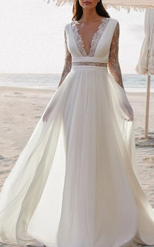 Vestido de novia etéreo de gasa con corte en A y mangas transparentes.