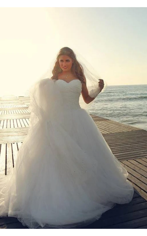 Zeitloses weißes Brautkleid aus Tüll mit Perlenstickerei in Übergröße mit Schnürung und Herzausschnitt