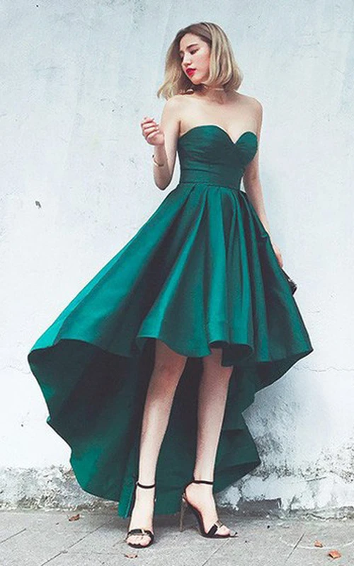 Robe de soirée adorable en satin, coupe trapèze asymétrique, sans manches et plissée.