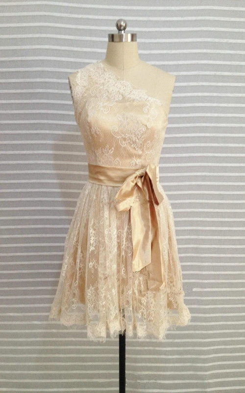 Robe courte asymétrique en dentelle avec ruban de satin