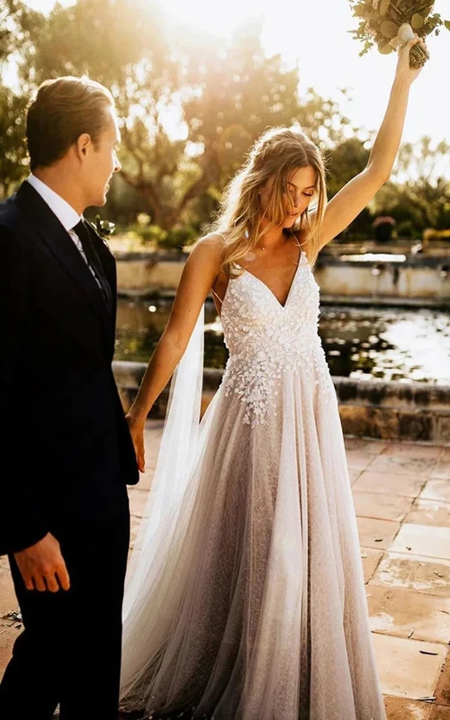 Spaghetti-Fließendes, plissiertes, rosafarbenes, rückenfreies Tüll-Strandhochzeitskleid im Landhausstil