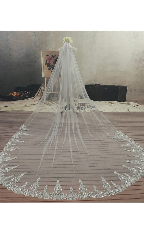 Voile de mariée en tulle cathédrale, style éthéré, bordé de dentelle.
