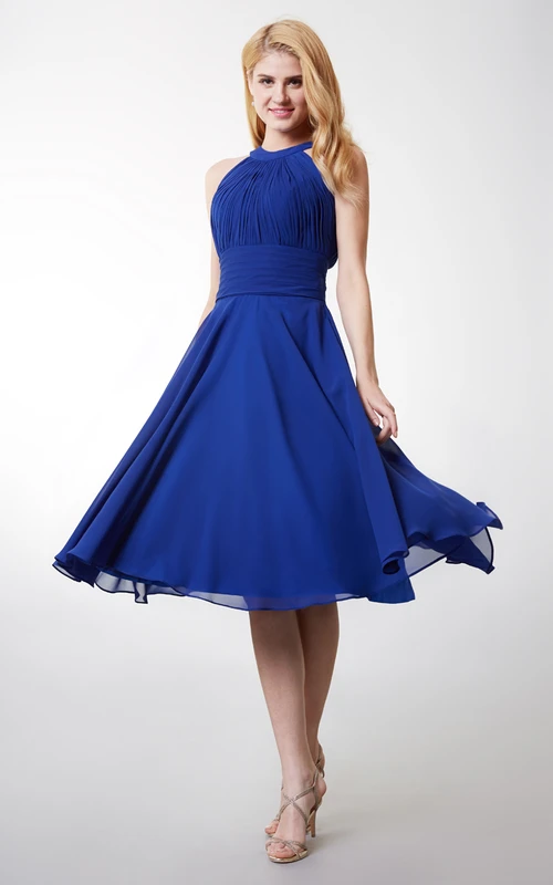 Robe élégante en mousseline plissée à col halter et longueur genou