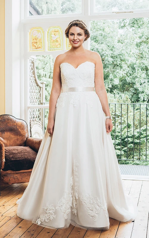 Robe trapèze longue sans manches à décolleté cœur et applications en satin