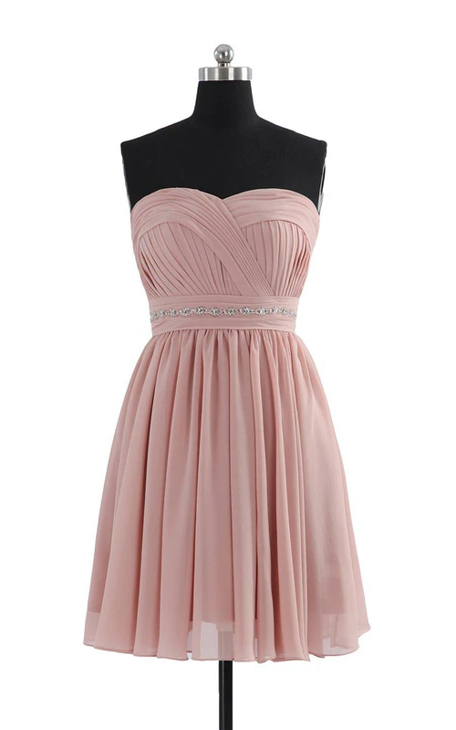 Robe courte trapèze à décolleté cœur et taille perlée