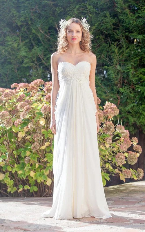 Vestido de novia de gasa largo hasta el suelo, estilo imperio, sin espalda y corte recto, con escote corazón.