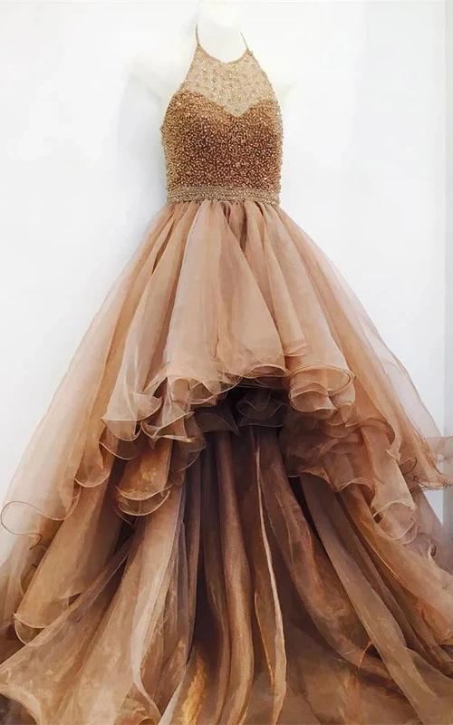 Robe de bal champagne à fines bretelles, coupe empire asymétrique, en tulle à volants et haut orné de perles