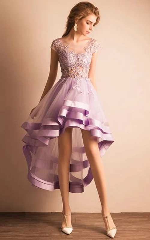Vestido asimétrico con escote en V y mangas cortas, con encaje.