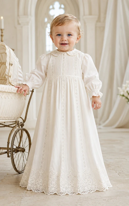 Elfenbeinfarbenes, gerafftes und bodenlanges Taufkleid mit Lochstickerei, langen Ärmeln und Lochstickerei für Jungen