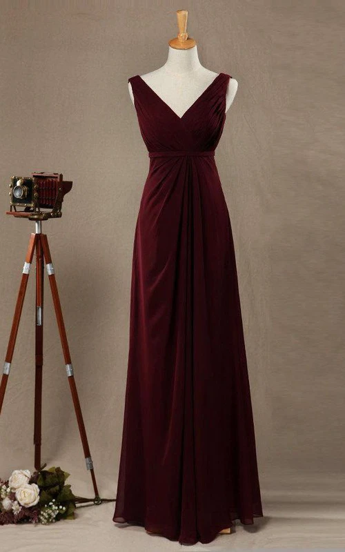 Robe longue élégante sans manches en mousseline de soie, coupe trapèze, col V et dos nu.