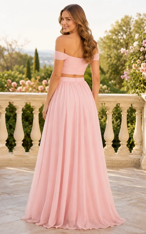 Romantisches, zweiteiliges, bodenlanges Chiffon-Abendkleid in Blush mit schulterfreiem Schlitz