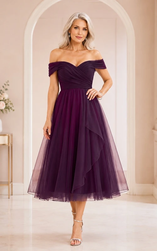 Vestido de cóctel semiformal romántico de tul color ciruela con hombros descubiertos y corte en A hasta la rodilla