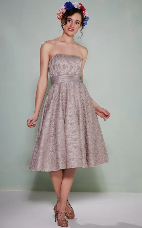 Robe de demoiselle d'honneur en dentelle, coupe trapèze, longueur thé, sans bretelles, longueur thé