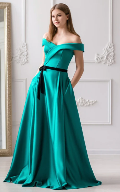 Robe de soirée moderne longue en satin, coupe trapèze, manches courtes et ceinture.
