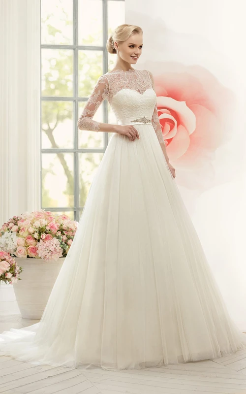 Bodenlanges A-Linien-Kleid aus Tüll mit langen Ärmeln, Spitze und Taillenschmuck.