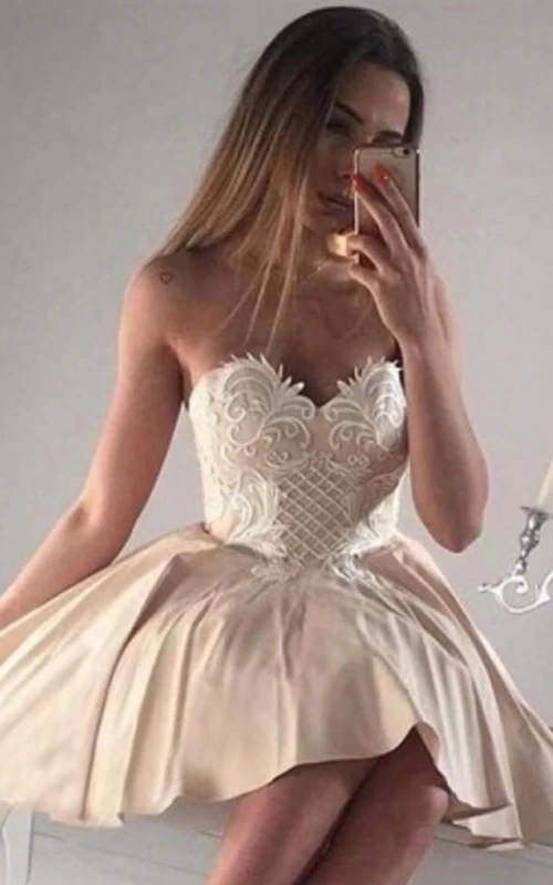 Kurzes, ärmelloses, lässiges A-Linien-Kleid aus Satin mit Applikationen für den Abschlussball