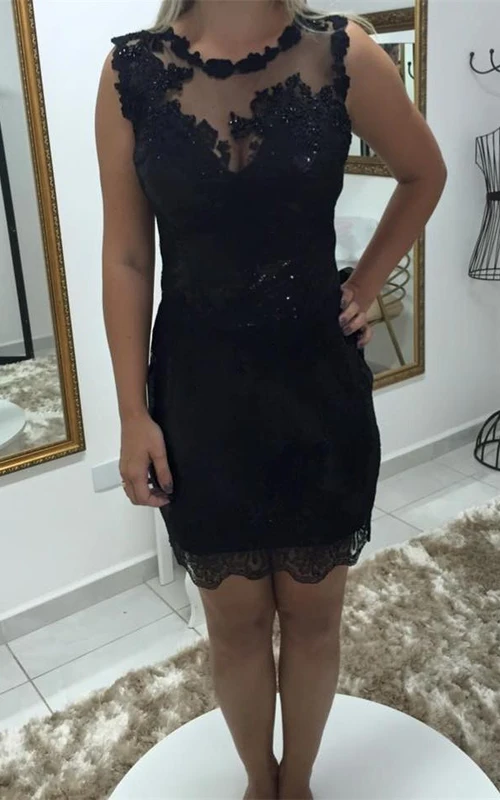 Robe de cocktail courte moulante noire ornée d'appliqués de dentelle délicate et de sequins