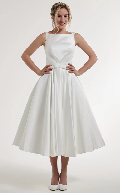 Teelanges, ärmelloses Brautkleid aus Satin mit Schleife und Rundhalsausschnitt