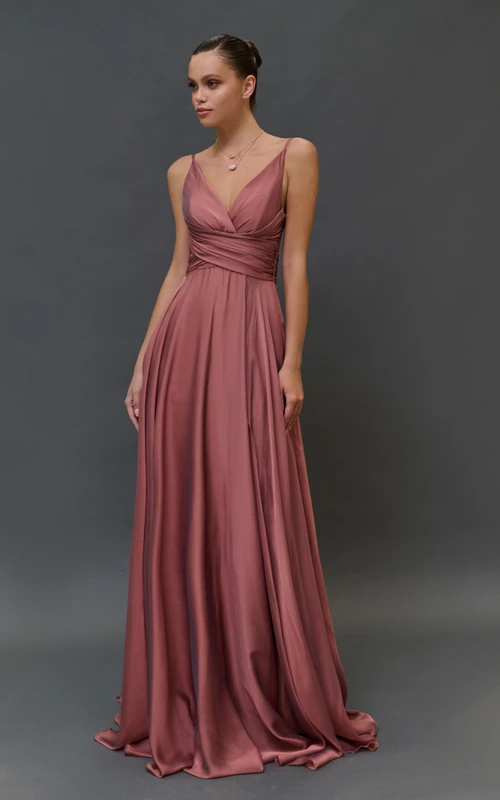 Vestido largo de gasa plisado estilo imperio con tirantes finos